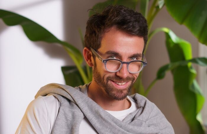 Arrondi et avec une distance focale de taille moyenne, préféré dans l'histoire par des personnages créatifs et libres d'esprit, redessiné par OKKIA dans de nouveaux styles de couleurs.