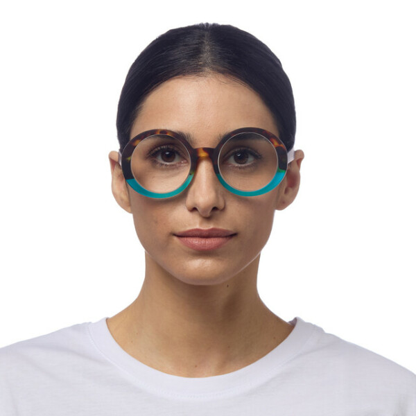 OKKIA Reading Laura reading Big Round Havana and blue