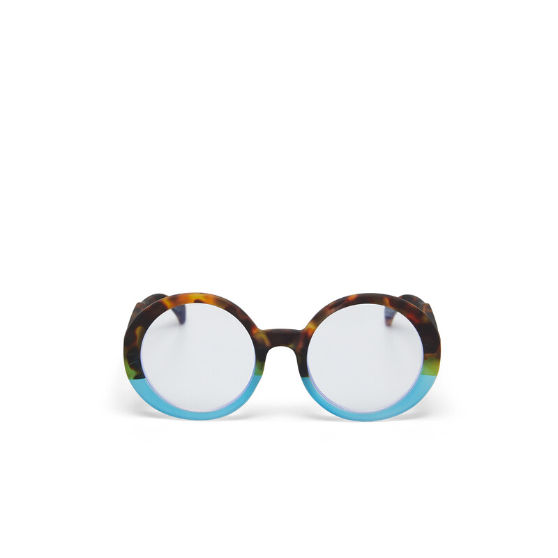 OKKIA Reading Laura reading Big Round Havana and blue