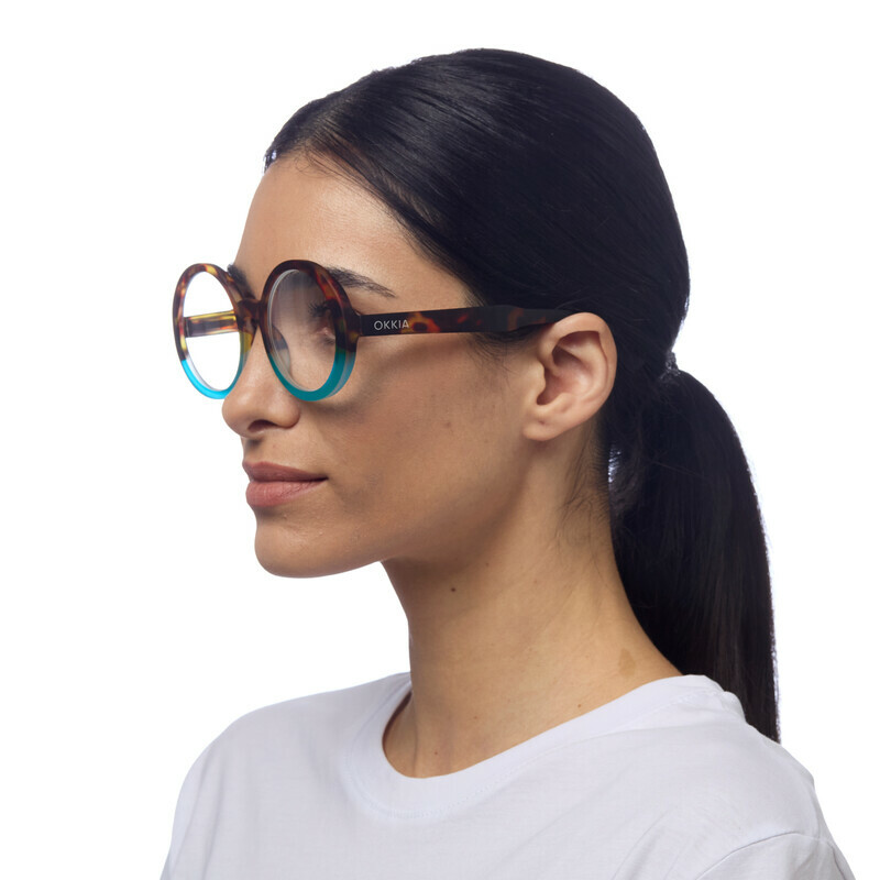 OKKIA Reading Laura reading Big Round Havana and blue