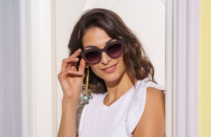 Trop cool! Dans l'histoire des lunettes Cat Eye, elles ont toujours été mises à jour et renouvelées.