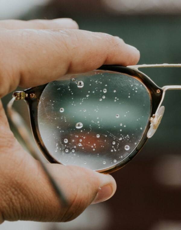 Come pulire gli occhiali da vista senza rischiare di rovinarli - Ottica  Spagnoletti