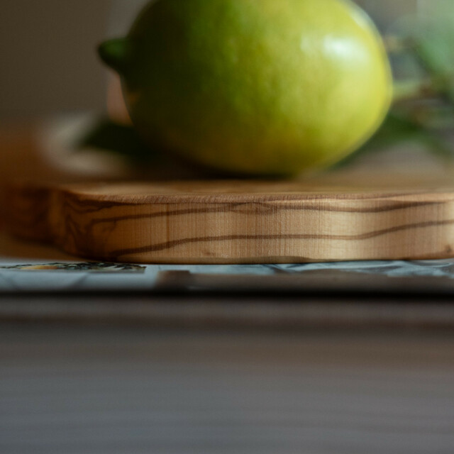Tabla de cortar redonda de madera de olivo